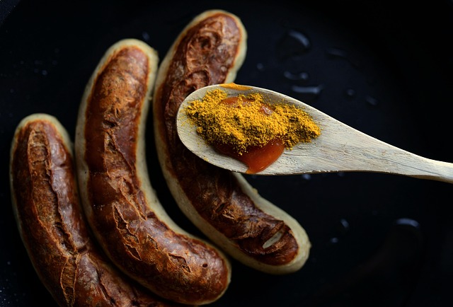 Regionale Varianten: Berliner Currywurst versus Ruhrgebiet-Interpretationen